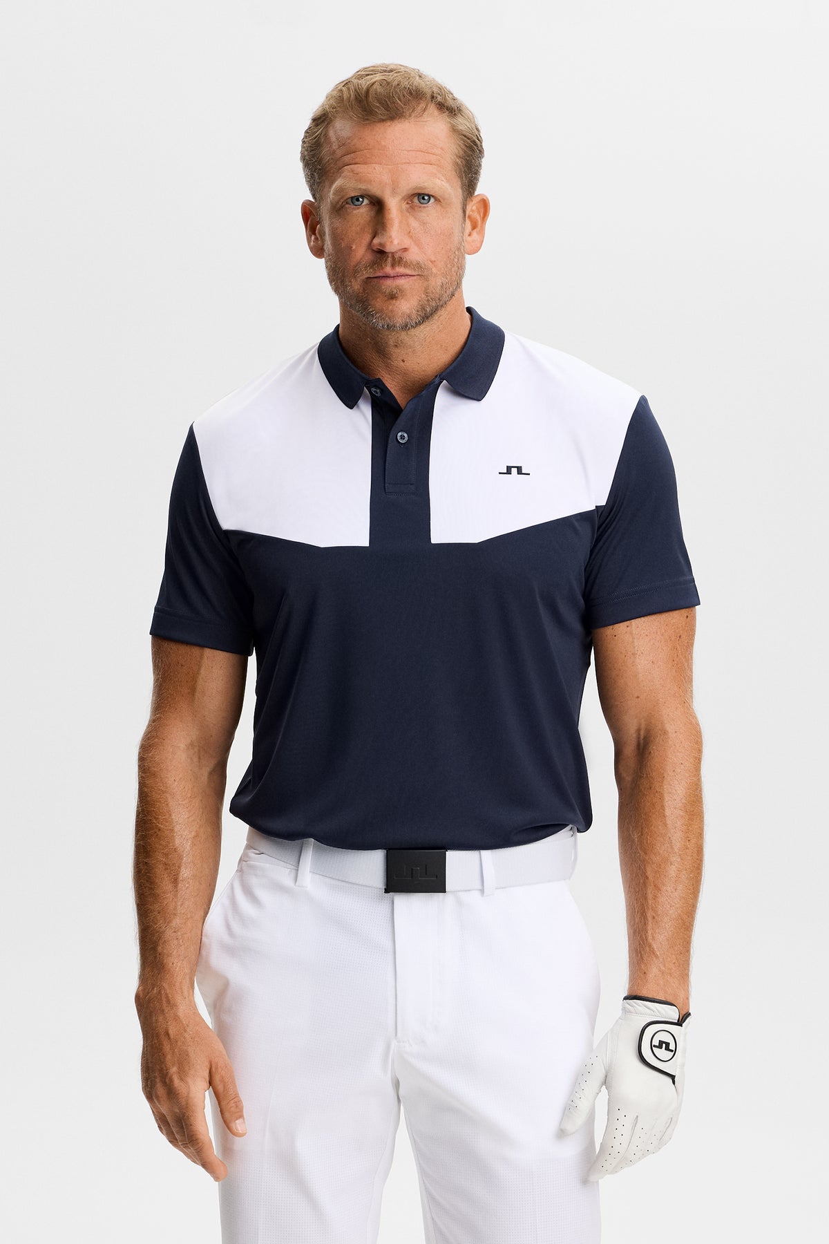 J.Lindeberg Calex Polo JL Navy – vista frontal mostrando paneles de contraste en el pecho y logo Bridge