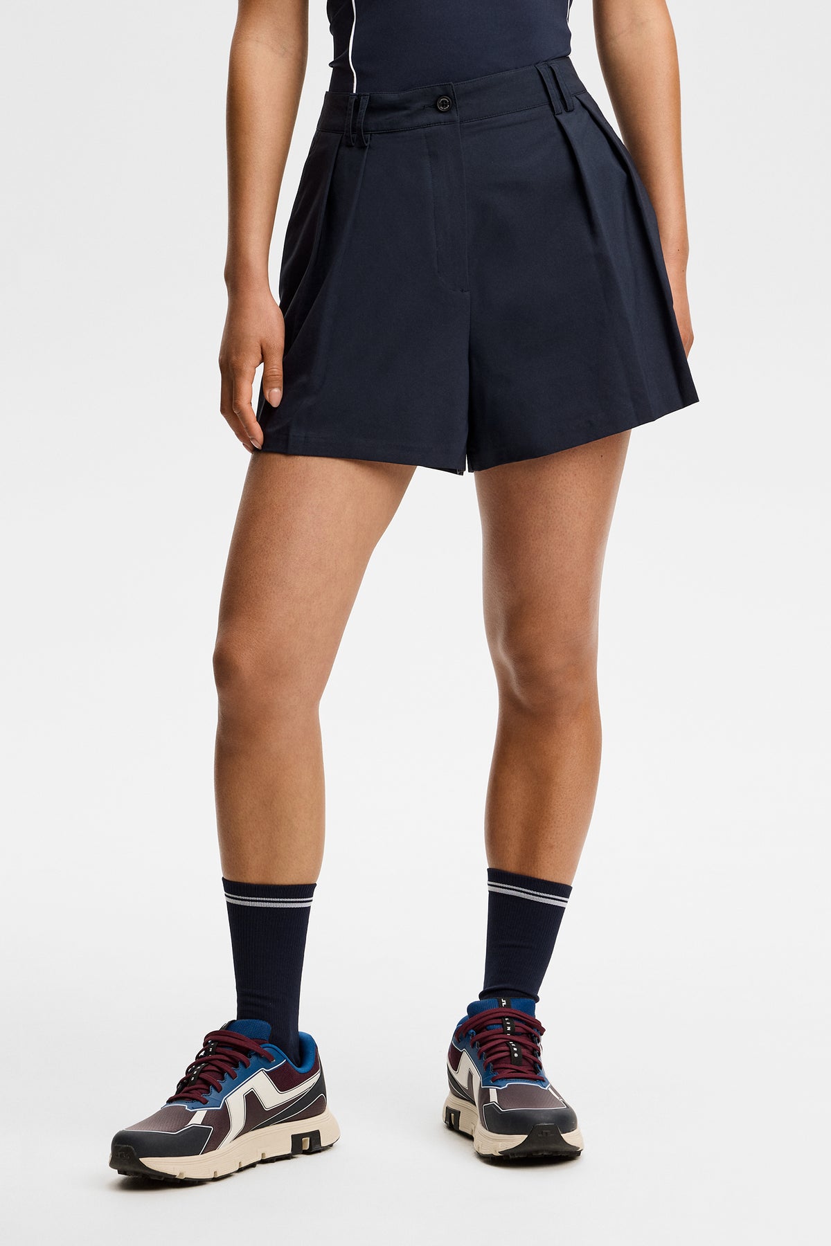 Pantalones cortos J.Lindeberg Carmen JL Navy – vista frontal mostrando la cintura de tiro alto y los pliegues delanteros