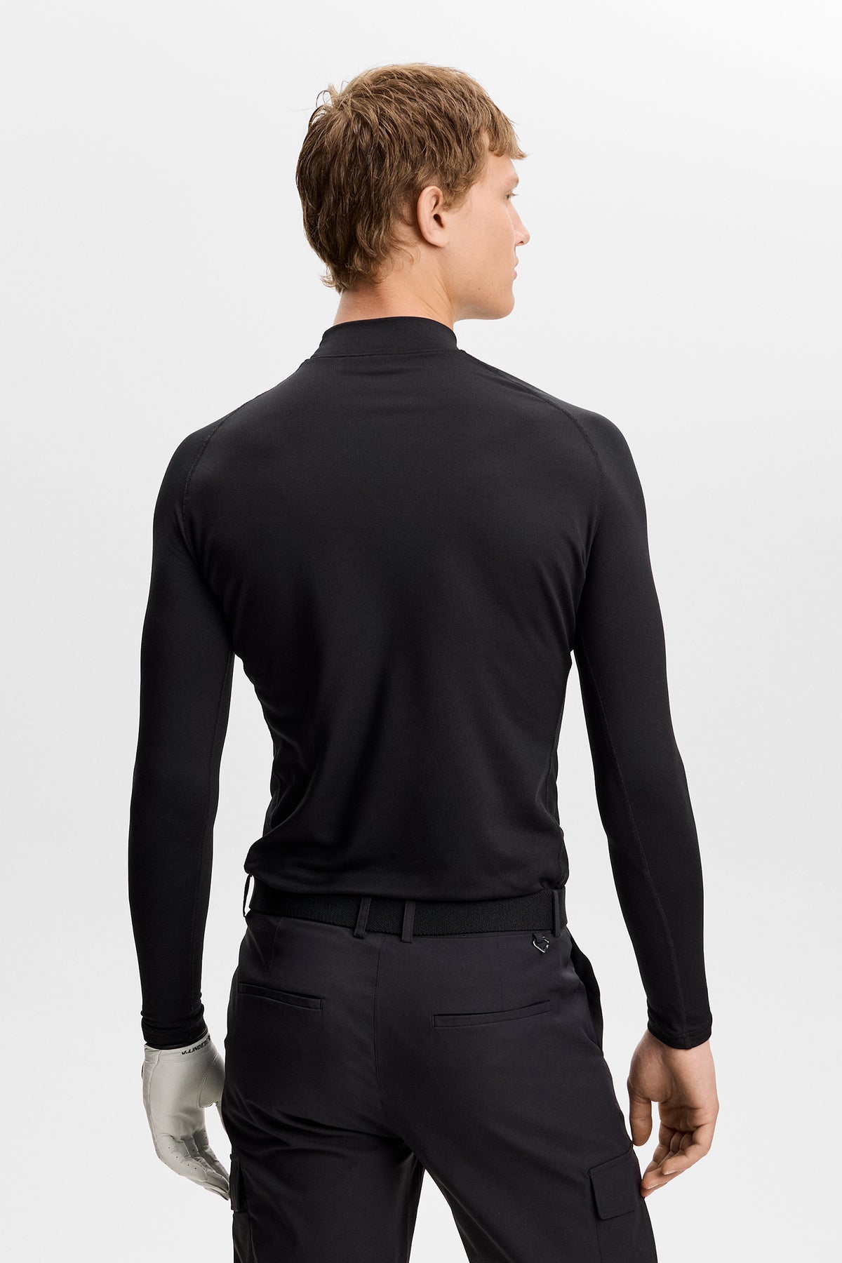 J.Lindeberg Ello Brushed Top Black – detalle del cuello alto con protección contra el viento