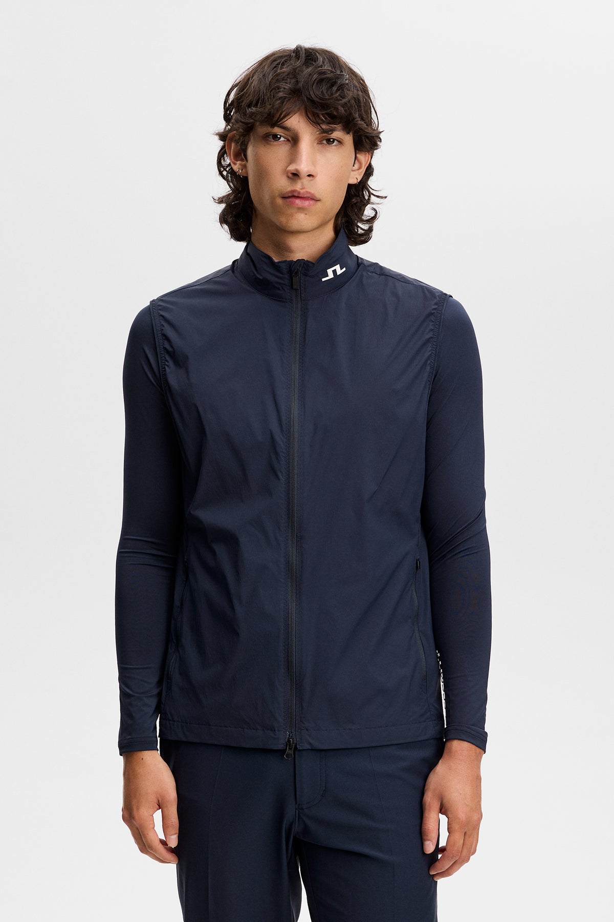 Chaleco J.Lindeberg Tour Tech Packable JL Navy – vista frontal en el campo