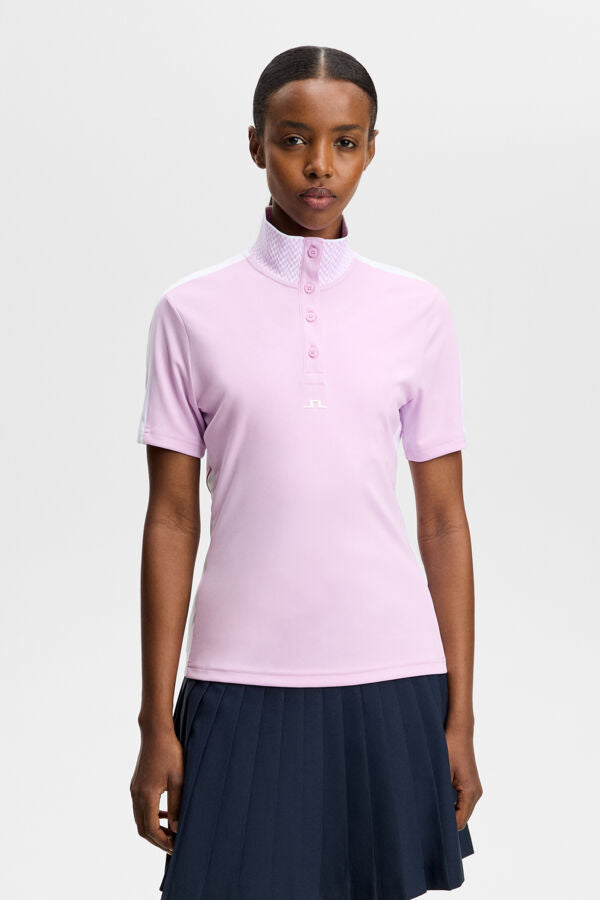 Polo J.Lindeberg Pip Orchid Bouquet – vista frontal mostrando tejido jacquard y paneles de contraste
