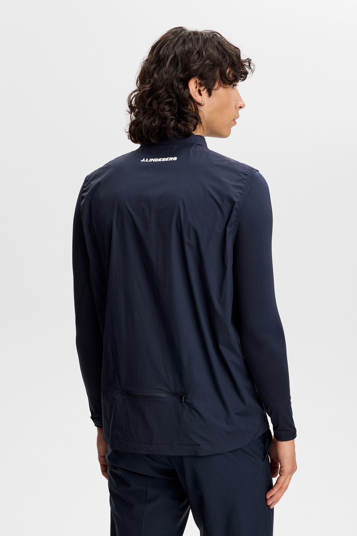 Chaleco J.Lindeberg Tour Tech Packable JL Navy – detalle del bolsillo trasero plegable