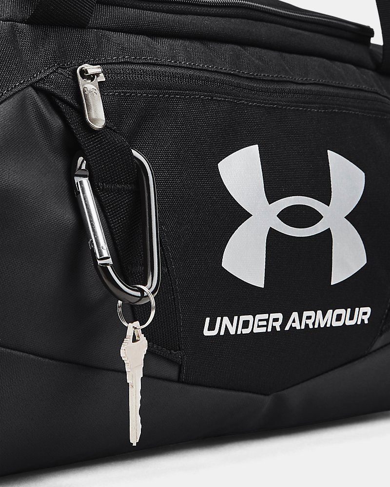 Gran bolsillo frontal con cremallera para organización con cincha MOLLE en la bolsa de deporte UA Undeniable 5.0 XS