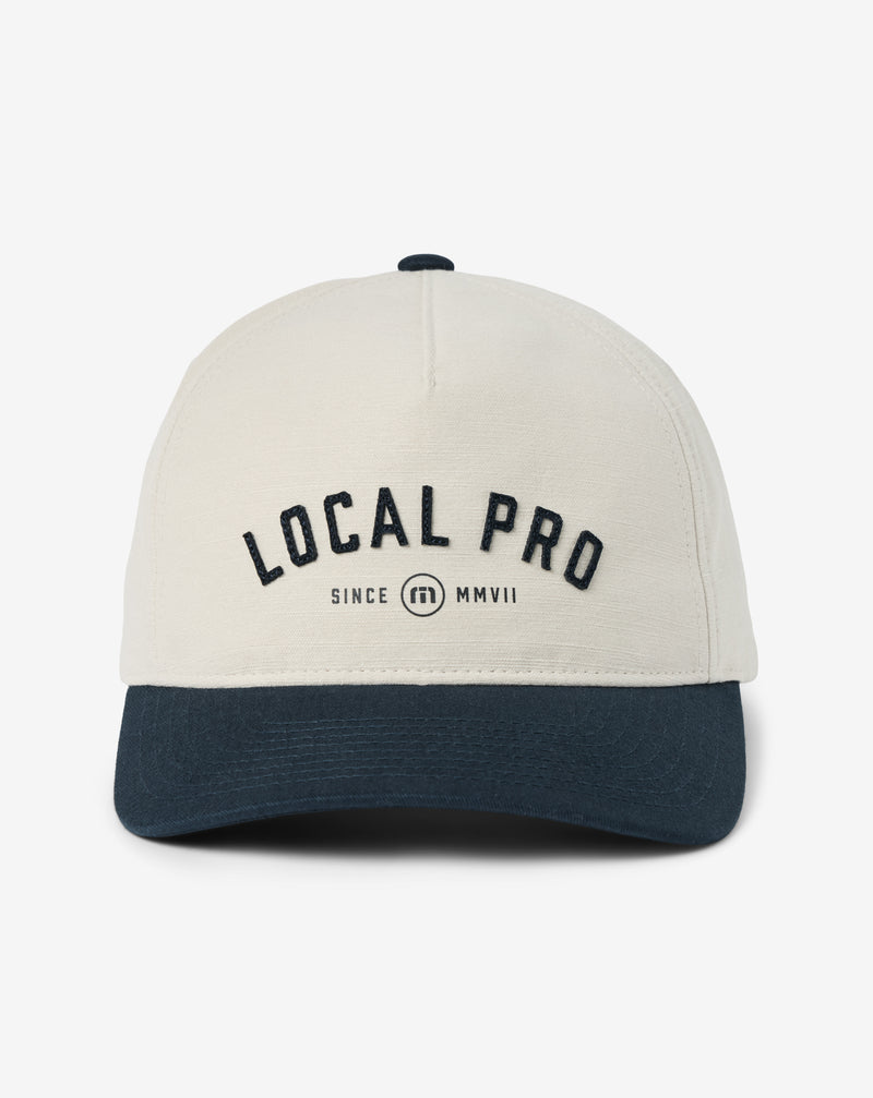 Gorra Travis Mathew Local Pro Snapback – vista frontal, blanca