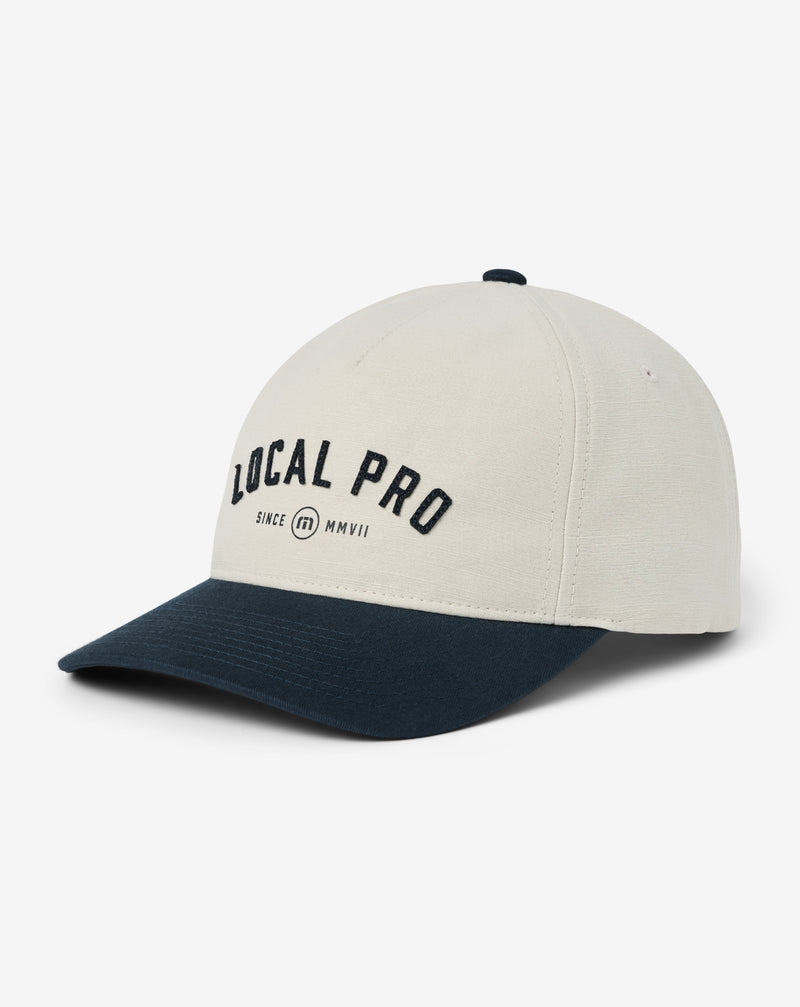 Gorra Travis Mathew Local Pro Snapback – perfil lateral, blanca