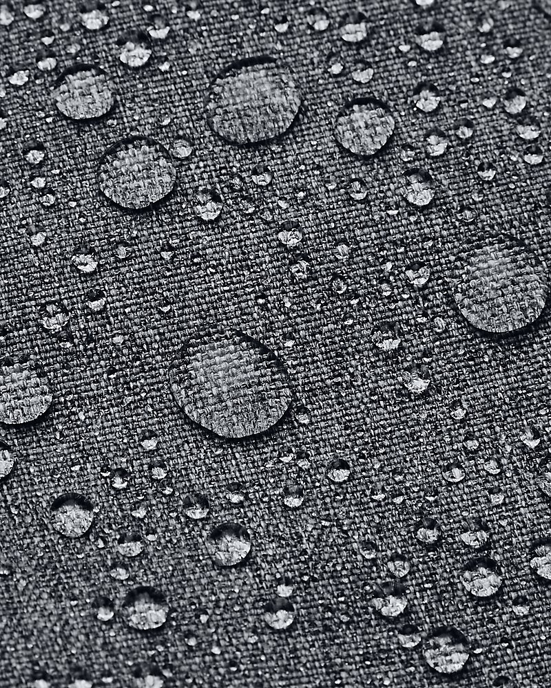 Detalle de la tecnología repelente al agua UA Storm