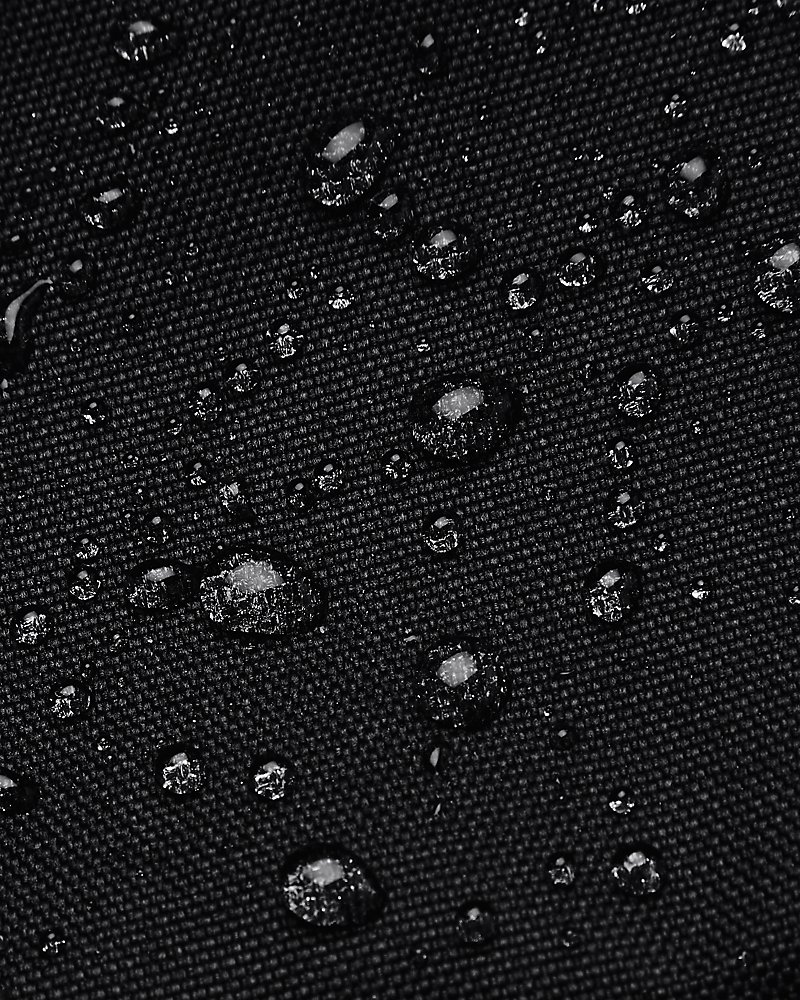Detalle de la tecnología UA Storm repelente al agua en la bolsa de deporte UA Undeniable 5.0 XS
