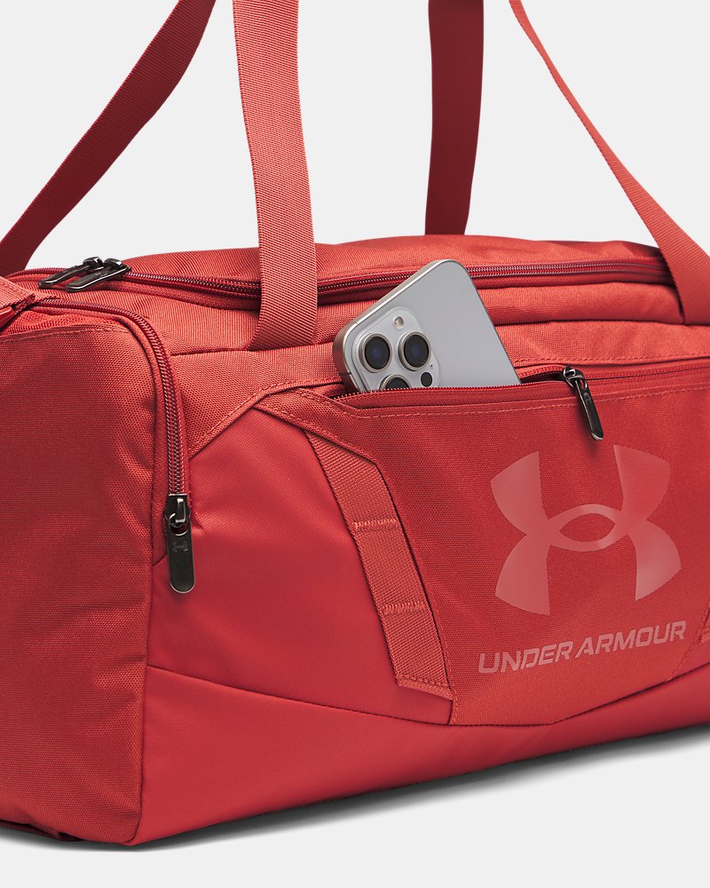 Detalle del bolsillo frontal de la bolsa de lona UA Undeniable 5.0 XS