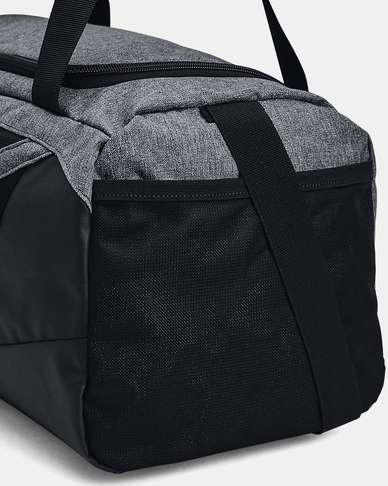 Detalle del bolsillo lateral UA Undeniable 5.0 XS