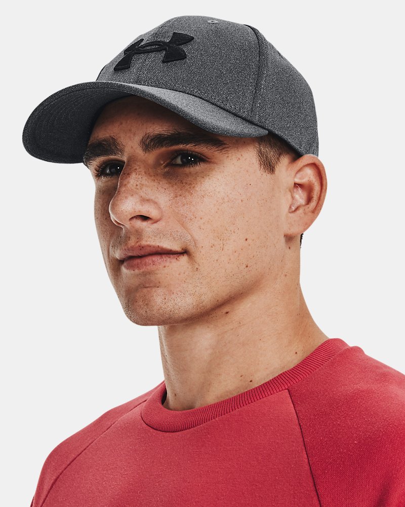 Gorra Under Armour Blitzing Low — vista frontal de cerca gris oscuro