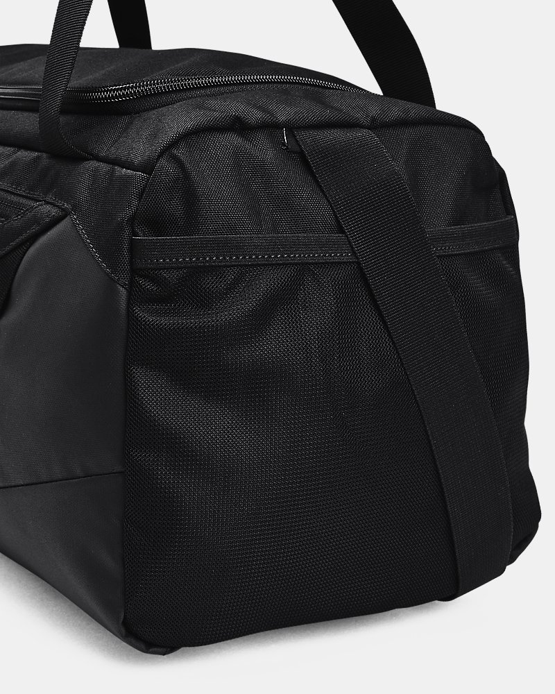 Bolsillo ventilado para calzado y ropa sucia en la bolsa de deporte UA Undeniable 5.0 XS