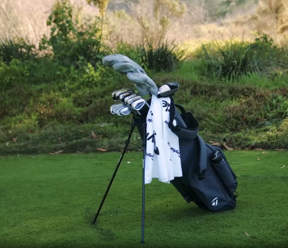 Bolsa de trípode TaylorMade FlexTech en uso en el campo