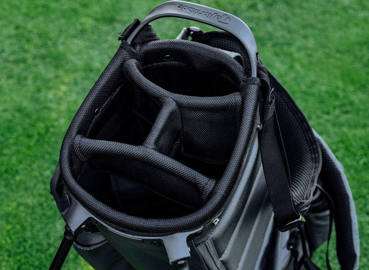 Detalle de la parte superior de 4 divisiones de la bolsa de trípode TaylorMade FlexTech