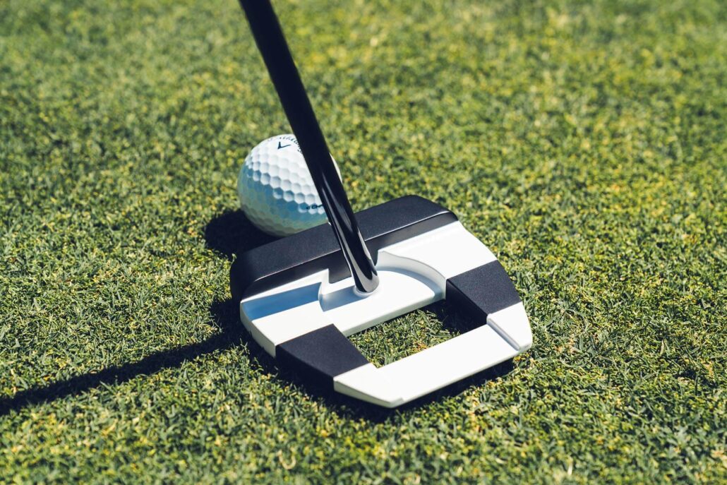 Putter Odyssey Ai-DUAL Square 2 Square Jailbird en el green